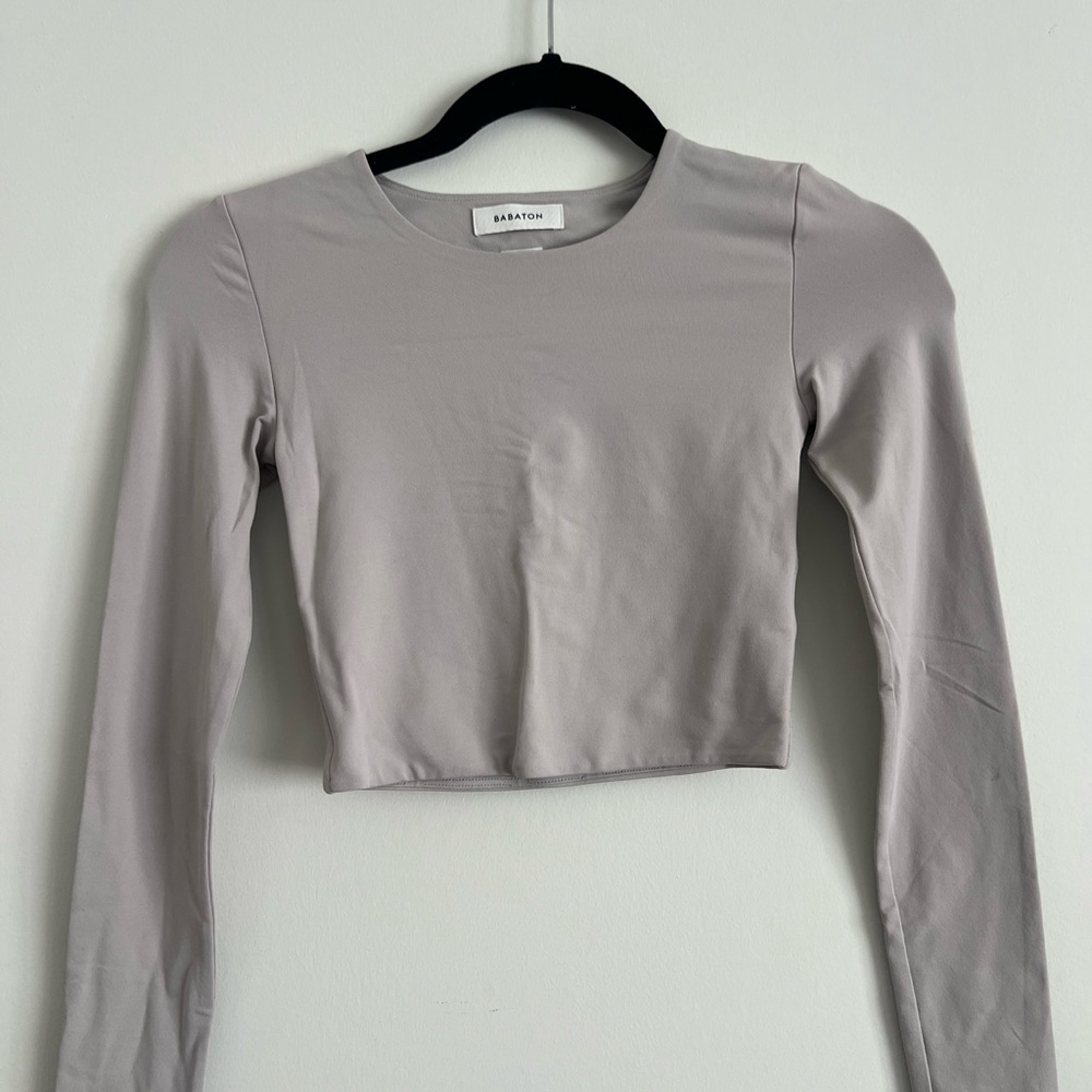 Babaton Contour Fitted Long-Sleeve Crop Top in Light Taupe